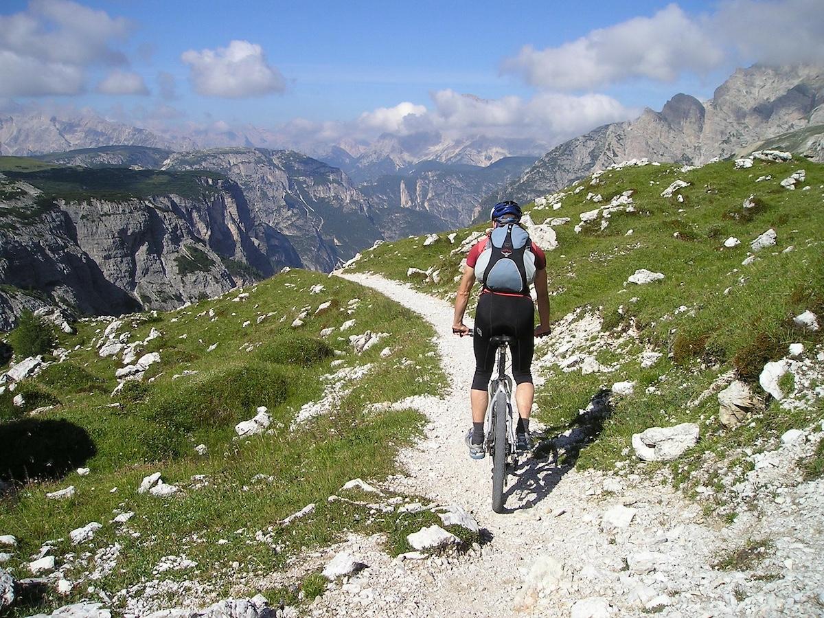 Cyklista s batohem v horách