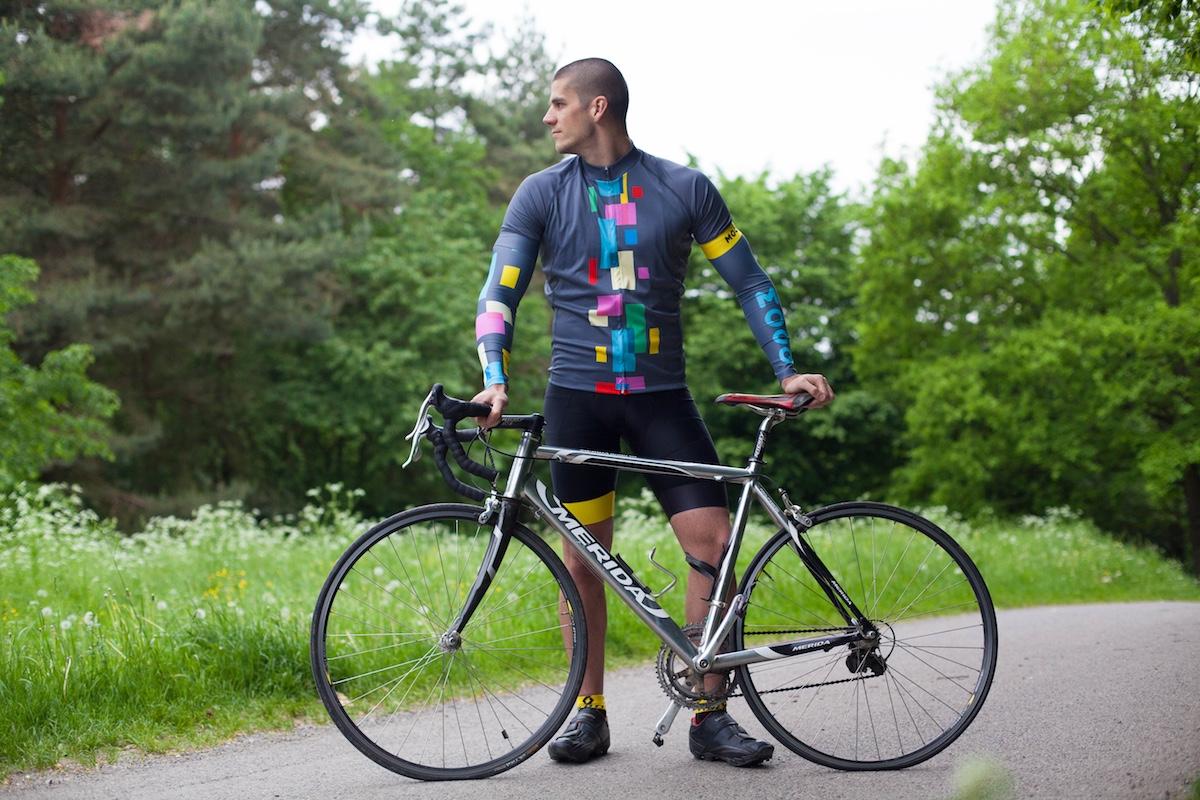 Cyklista v cyklo oblečení MOOQ Tetris a kolo