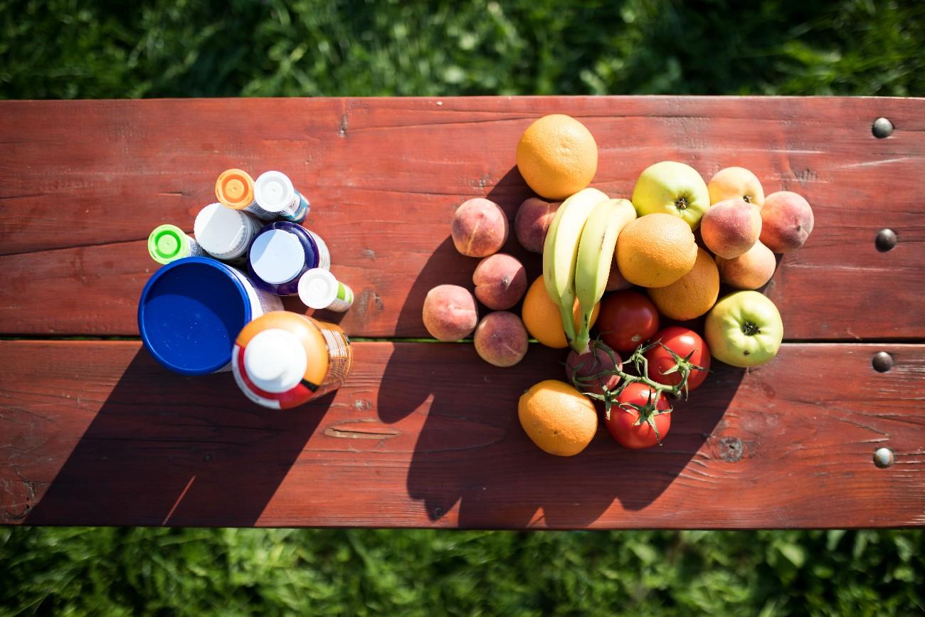 ovoce a doplňky stravy na stole